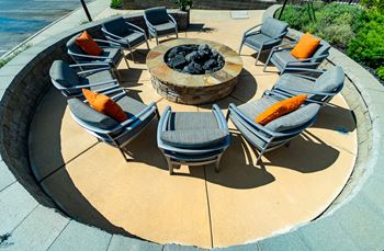 Courtyard Firepit at River Crossing Apartments, St. Charles